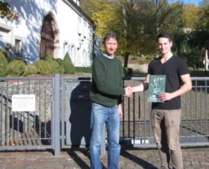 Leiter der Jagdschule AJN, Dr. Feichtner gratuliert prüfungsbestem Lennard Schlimm